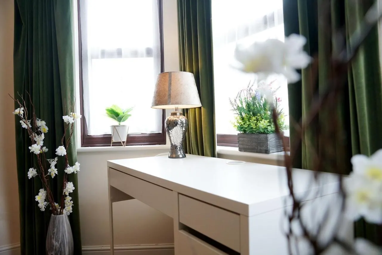 Holiday home 18Pg Dreams Unlimited - Budget Flat W Free Parking - Slough Windsor Heathrow United Kingdom