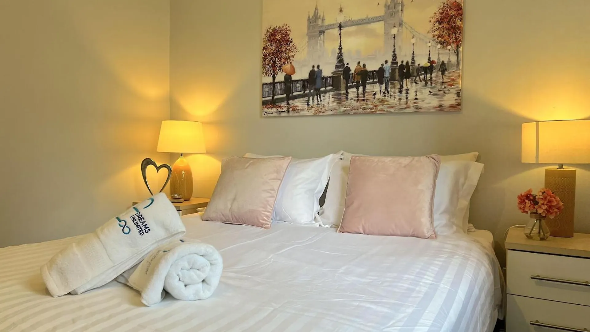 18Pg Dreams Unlimited - Budget Flat W Free Parking - Slough Windsor Heathrow 0*,  United Kingdom