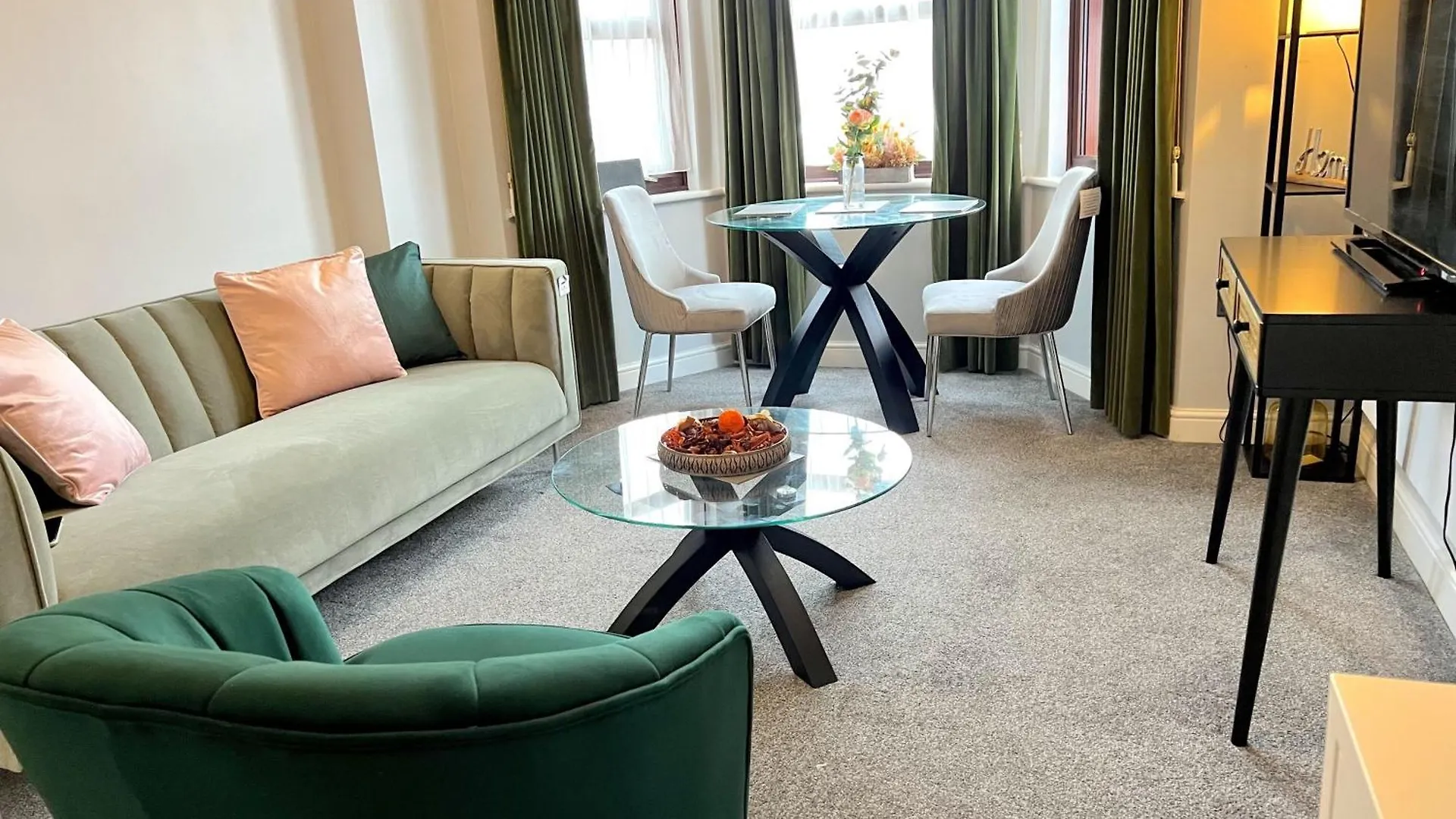 Holiday home 18Pg Dreams Unlimited - Budget Flat W Free Parking - Slough Windsor Heathrow United Kingdom