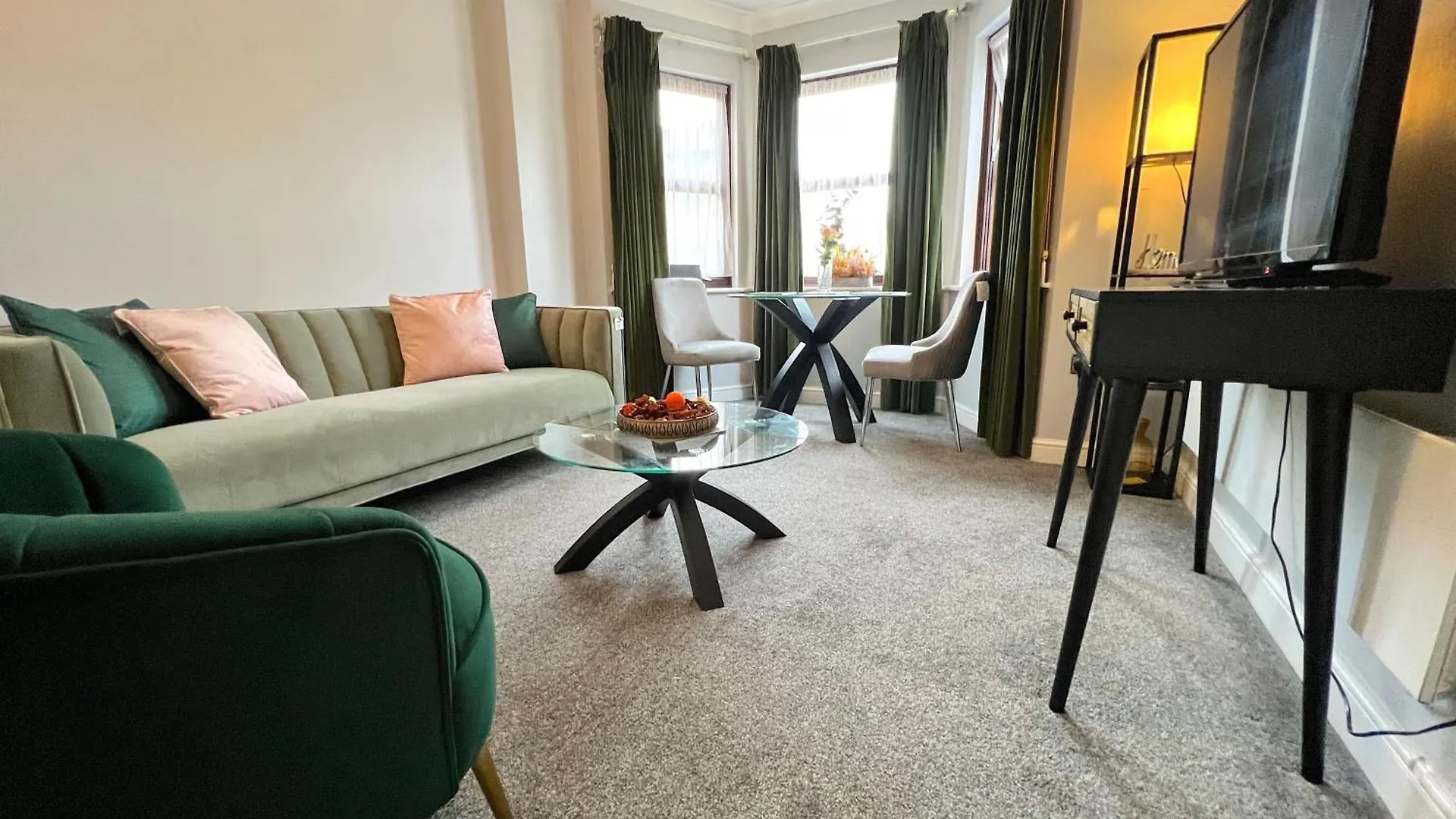 18Pg Dreams Unlimited - Budget Flat W Free Parking - Slough Windsor Heathrow